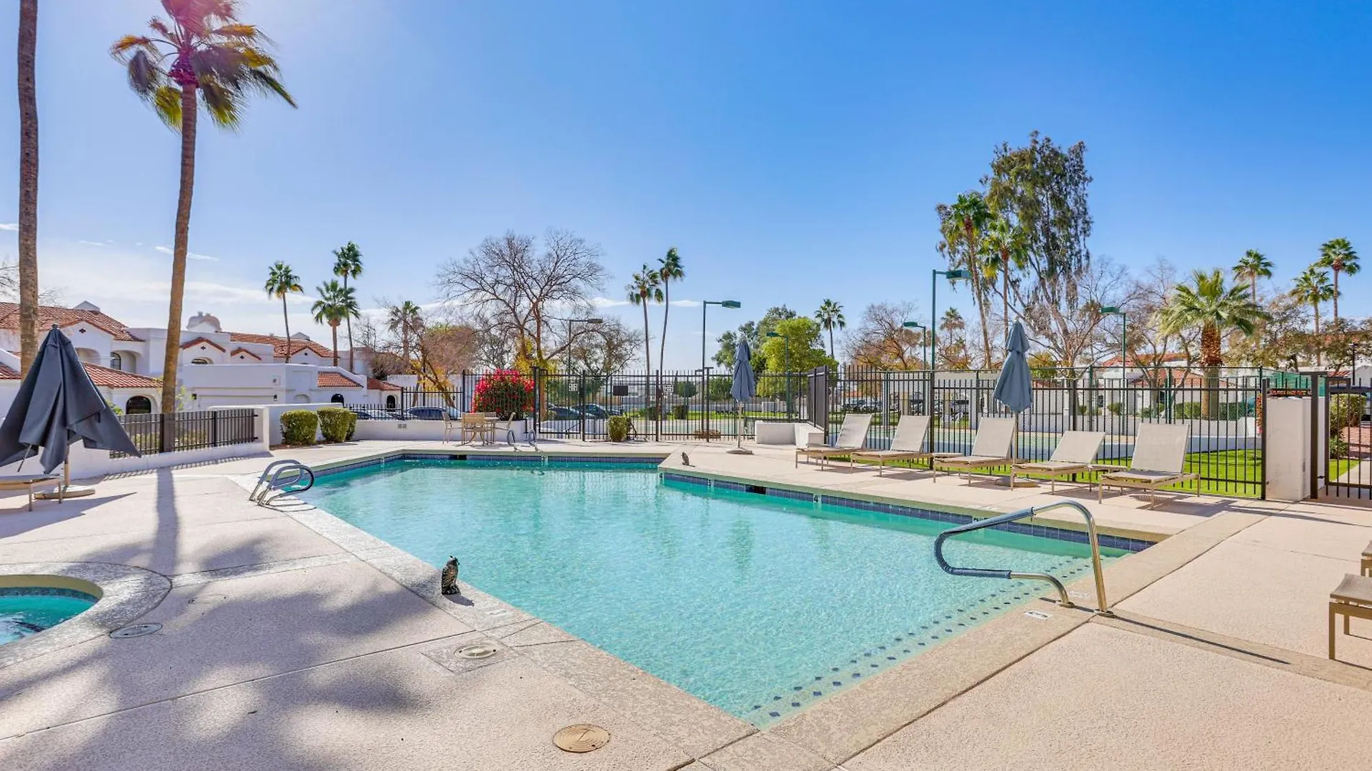 Relax By Pool And Play Tennis Biltmore Retreat! Phoenix Casa de Férias